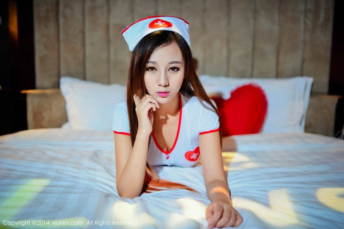 秀人网性感女神周美美alicia护士装丝袜美腿制服诱惑写真-57