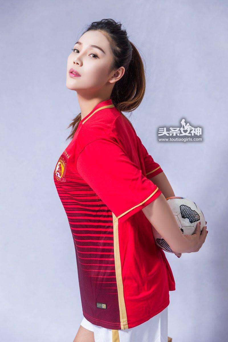 头条女神足球宝贝周予然情趣丁字裤极品身材大尺度美图-4