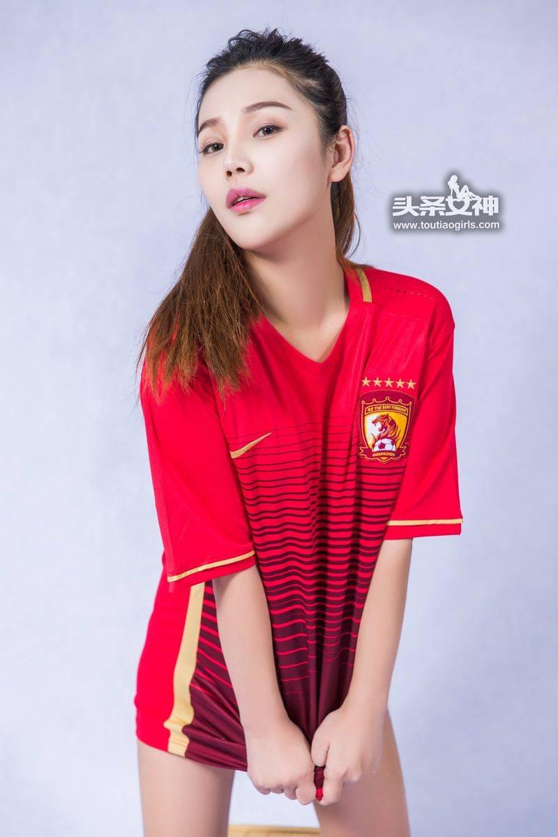 头条女神足球宝贝周予然情趣丁字裤极品身材大尺度美图-7