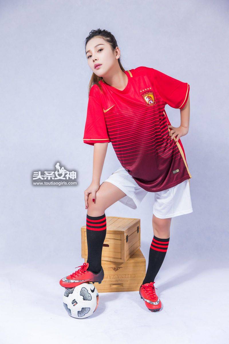 头条女神足球宝贝周予然情趣丁字裤极品身材大尺度美图-6