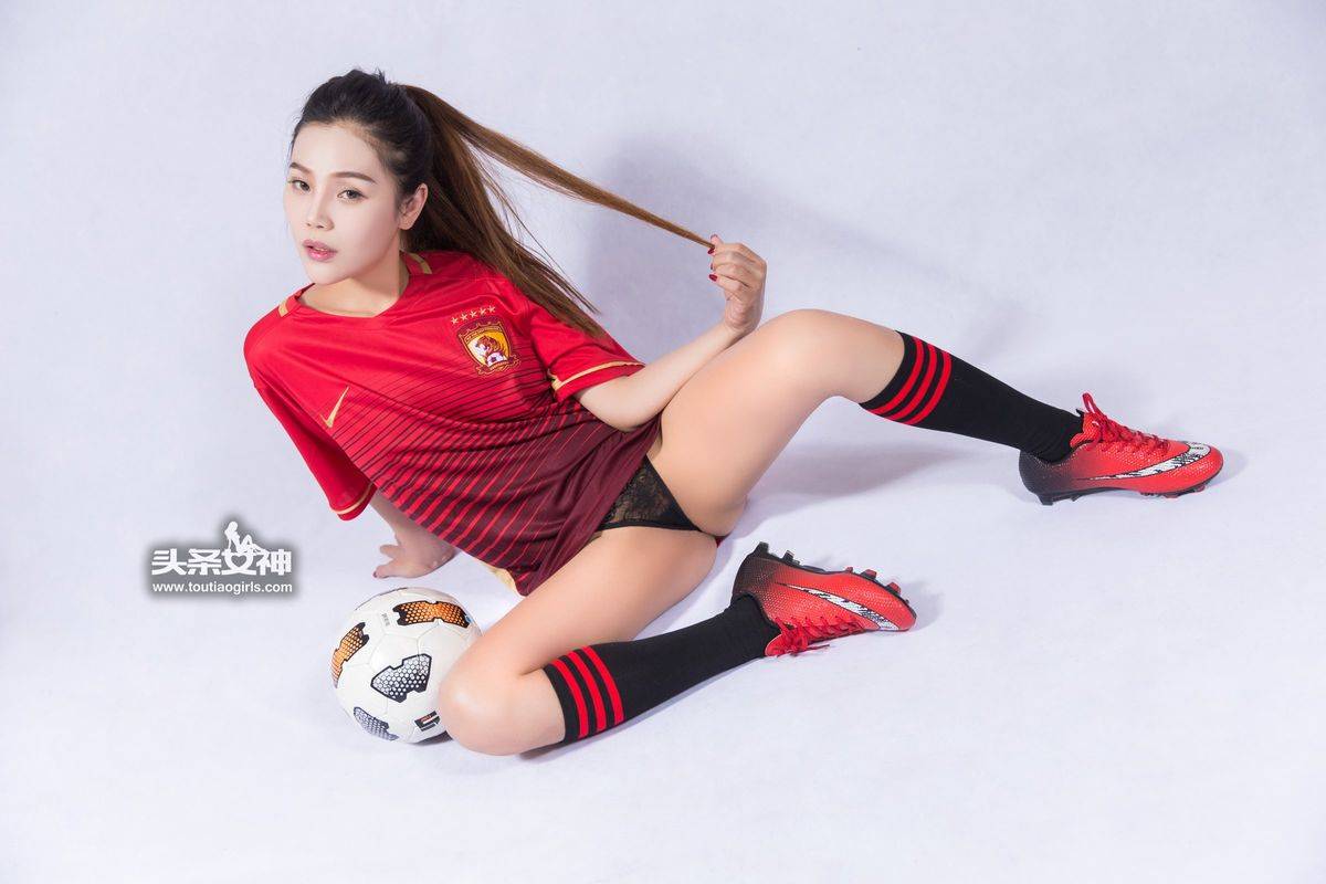头条女神足球宝贝周予然情趣丁字裤极品身材大尺度美图-18