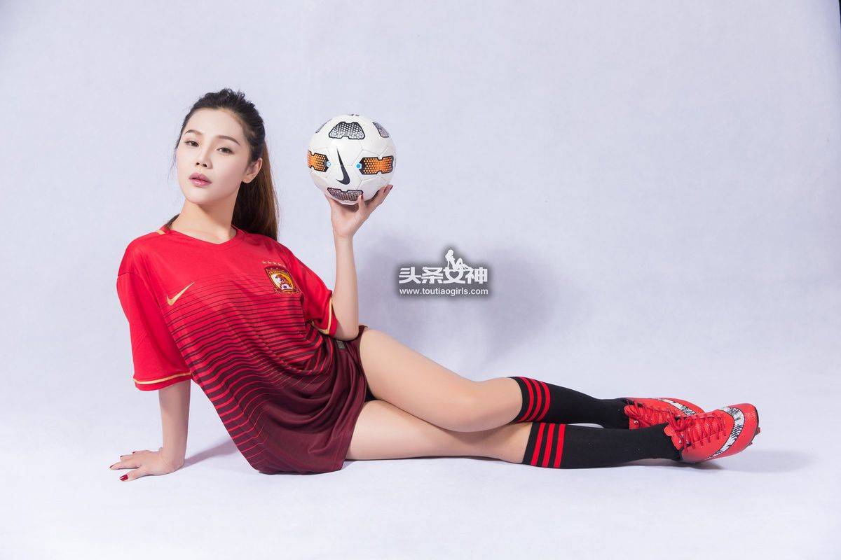 头条女神足球宝贝周予然情趣丁字裤极品身材大尺度美图-19