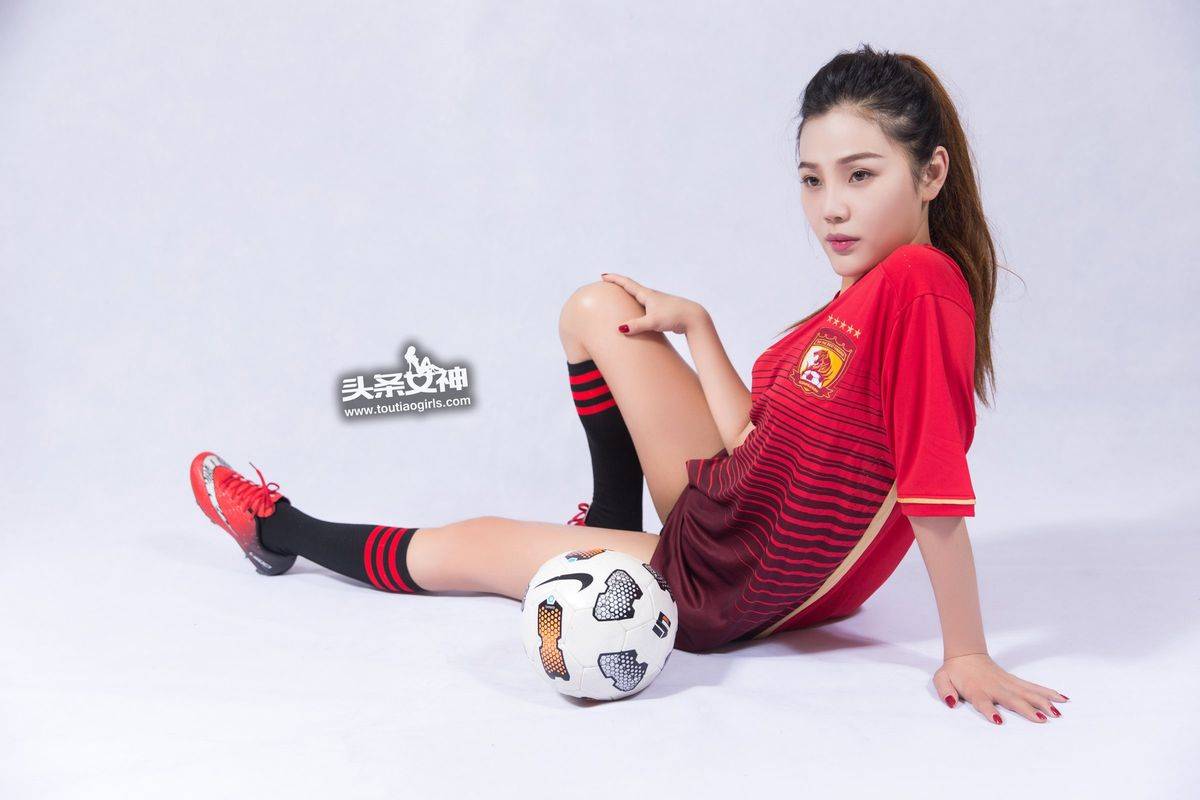 头条女神足球宝贝周予然情趣丁字裤极品身材大尺度美图-24