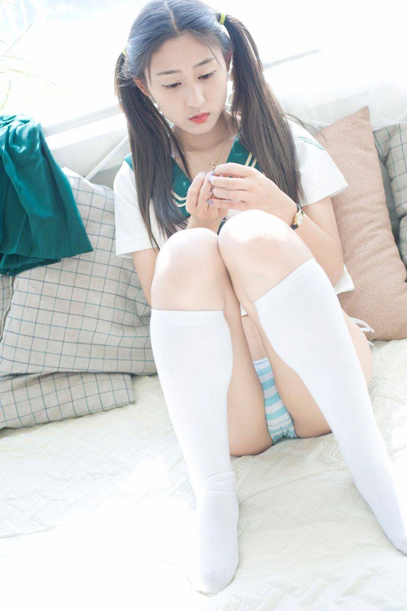 秀人网双马尾美女雨涵Iris清新校服花瓣内衣诱惑制服写真-9