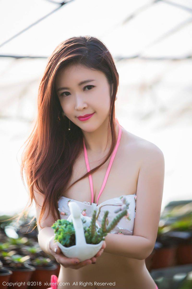 秀人网宅男女神西希白兔户外比基尼白嫩诱惑花房写真