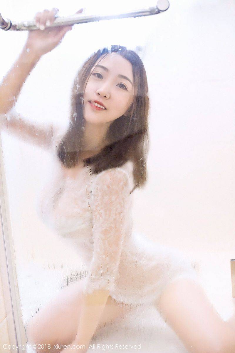 秀人网新晋嫩模七月Julie高挑身材黑丝美腿内衣诱惑写真-18