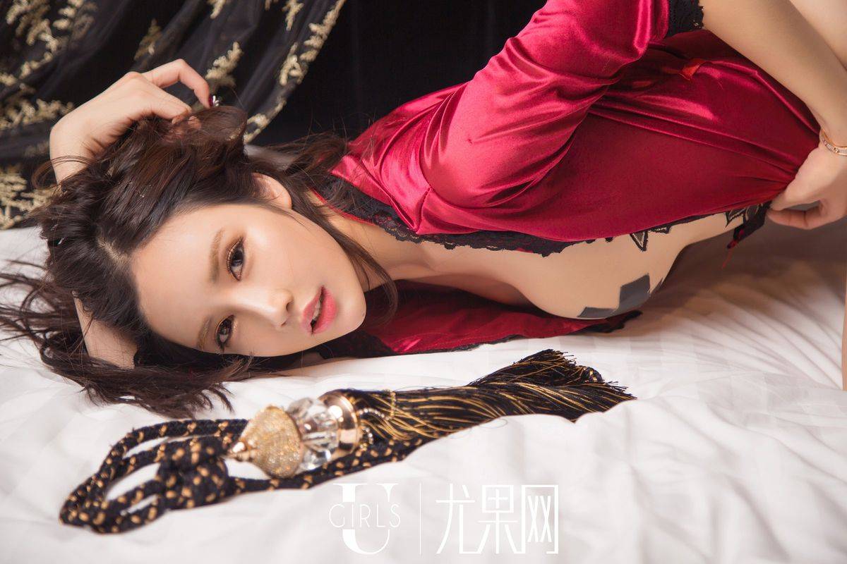 尤果网美女模特冯雪娇SIR胶带遮胸翘臀丁字裤大尺度美图-48