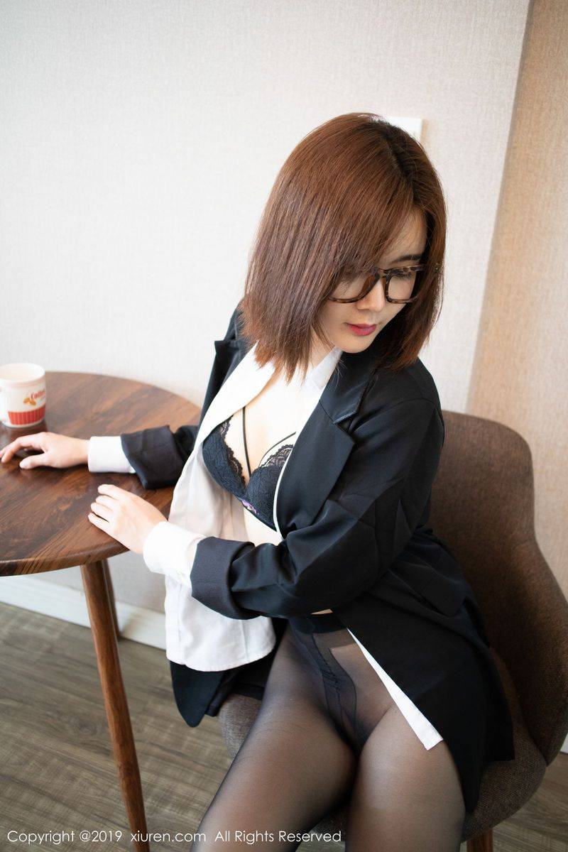 秀人网性感美女老师Yomi悠蜜黑丝美腿内衣诱惑高清写真-8