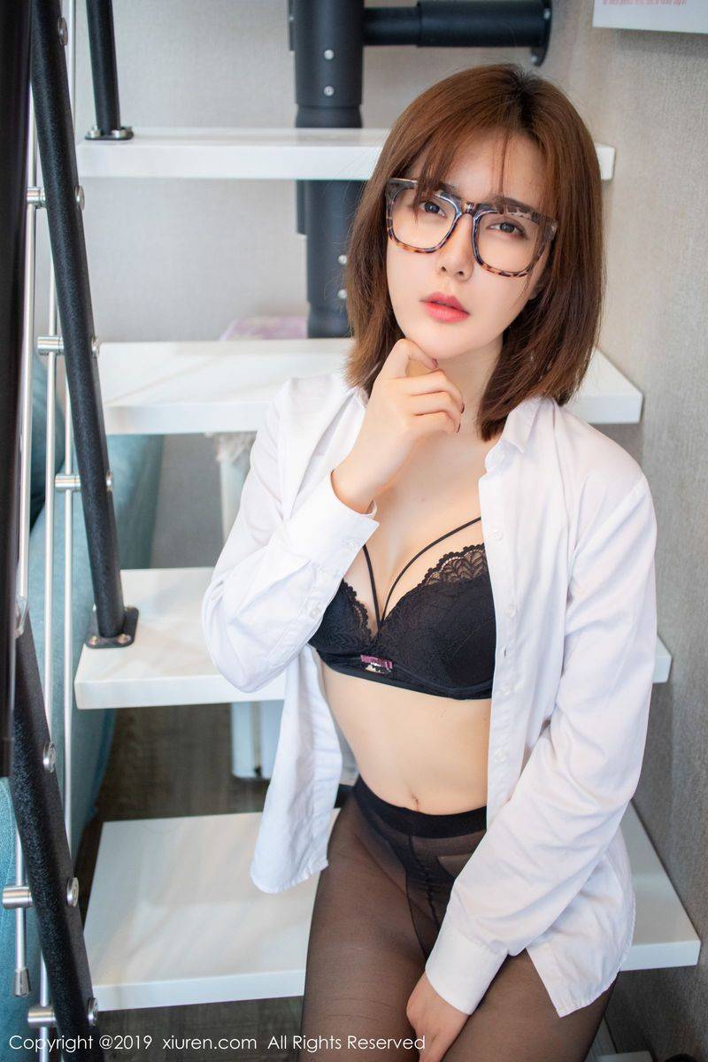 秀人网性感美女老师Yomi悠蜜黑丝美腿内衣诱惑高清写真-13