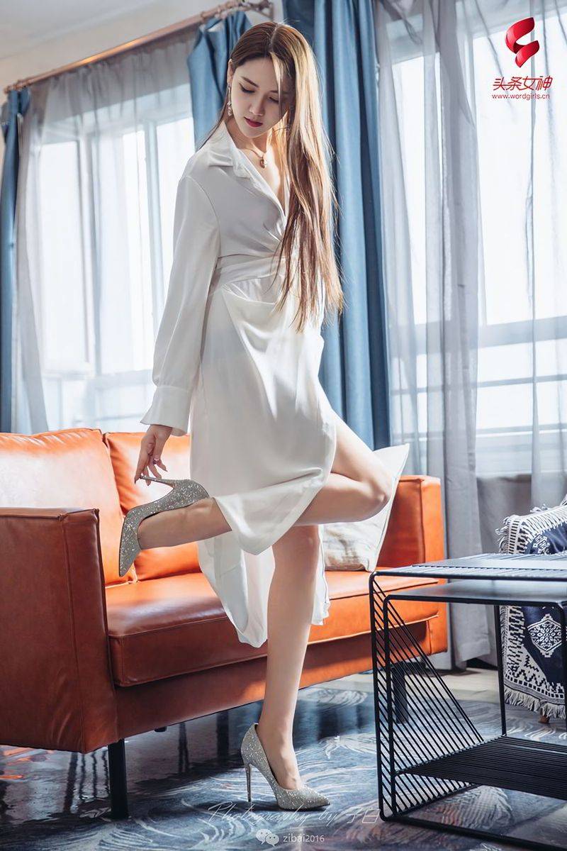 头条女神美女模特冯雪娇SIR修长美腿长发飘飘室内气质写真-4