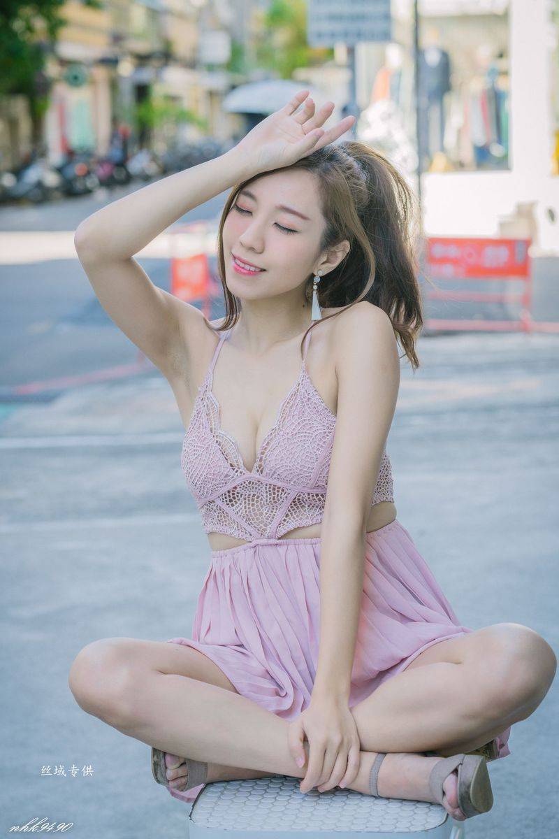 台湾性感美女张宇婷职场OL黑丝美腿蕾丝吊带长裙东区街拍-7