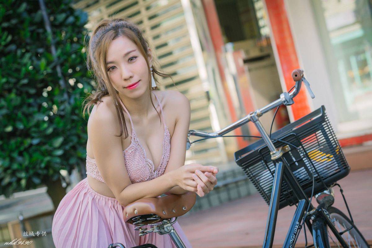 台湾性感美女张宇婷职场OL黑丝美腿蕾丝吊带长裙东区街拍-25