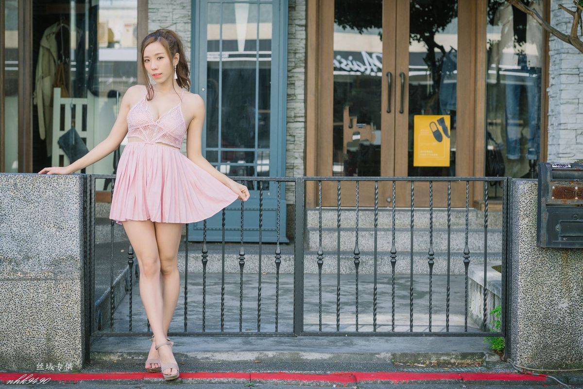 台湾性感美女张宇婷职场OL黑丝美腿蕾丝吊带长裙东区街拍-24