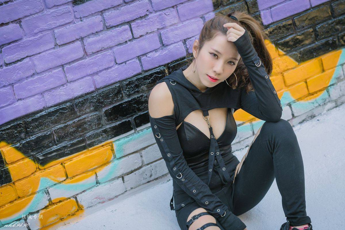 台湾性感美女张宇婷职场OL黑丝美腿蕾丝吊带长裙东区街拍-29