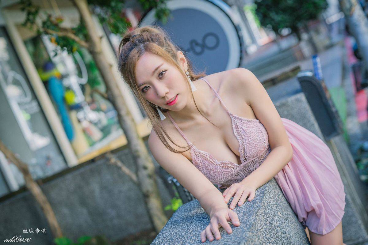 台湾性感美女张宇婷职场OL黑丝美腿蕾丝吊带长裙东区街拍-30