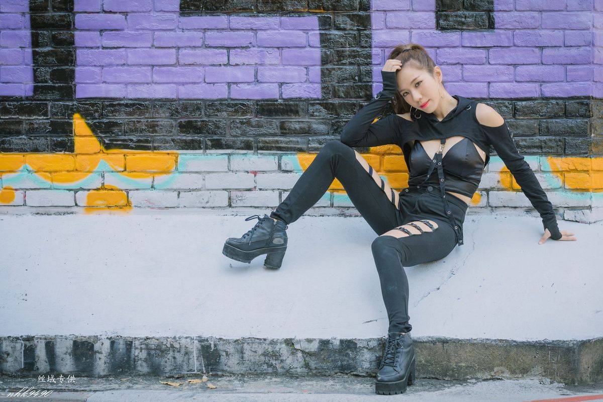 台湾性感美女张宇婷职场OL黑丝美腿蕾丝吊带长裙东区街拍-28