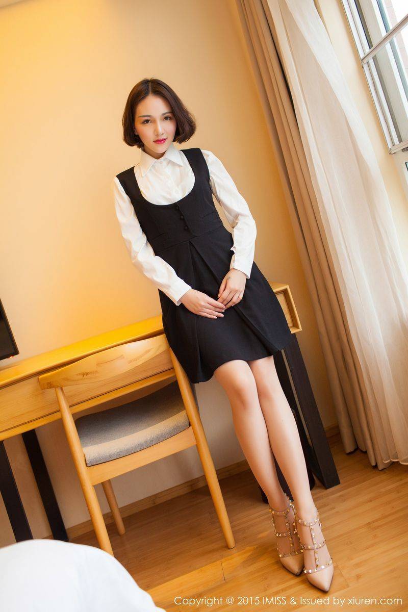 爱蜜社新人模特艾诗iccey丝袜美腿黑色镂空情趣内衣诱惑美图