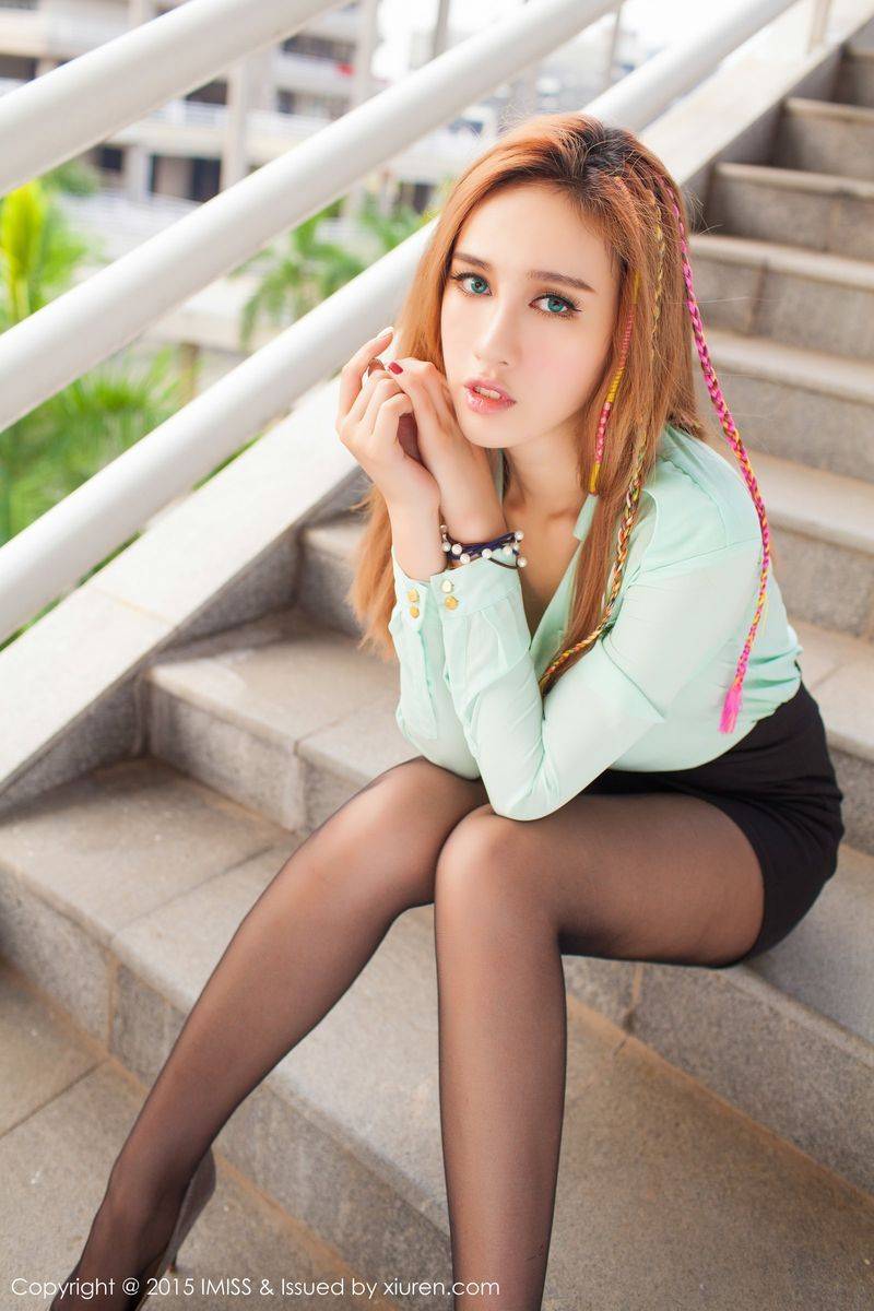 爱蜜社香港美女模特何嘉儿Michi比基尼&OL丝袜装性感写真-44