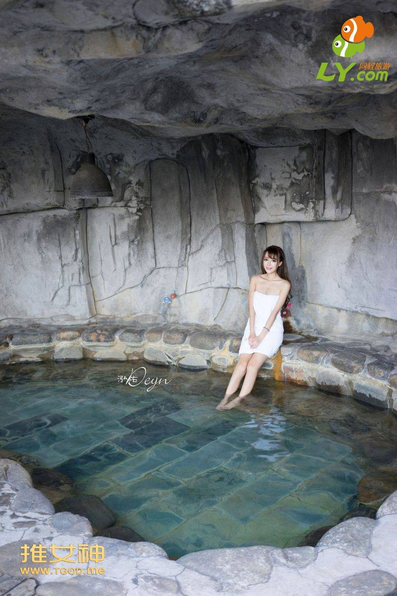 推女神性感美女王曼妮比基尼白皙美胸修长美腿温泉写真-31