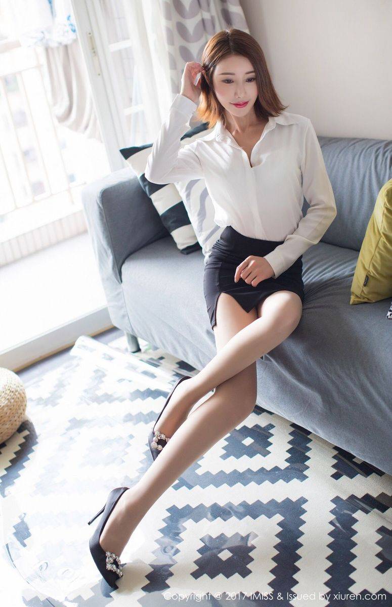 爱蜜社新人嫩模Savina职场OL黑丝美腿系列制服诱惑写真-25