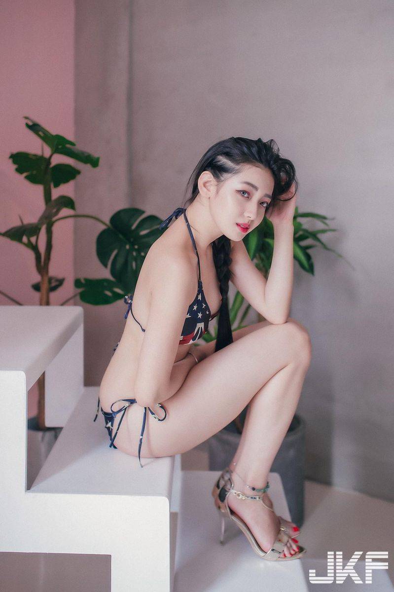 JKF台湾拳击宝贝夏暮光白皙肌肤比基尼修长美腿性感写真-32