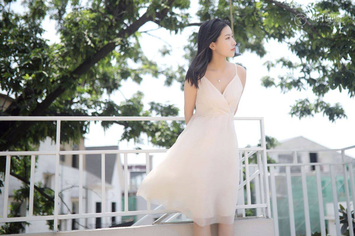 YALAYI雅拉伊美女模特白璐修长美腿吊带长裙气质性感写真-31