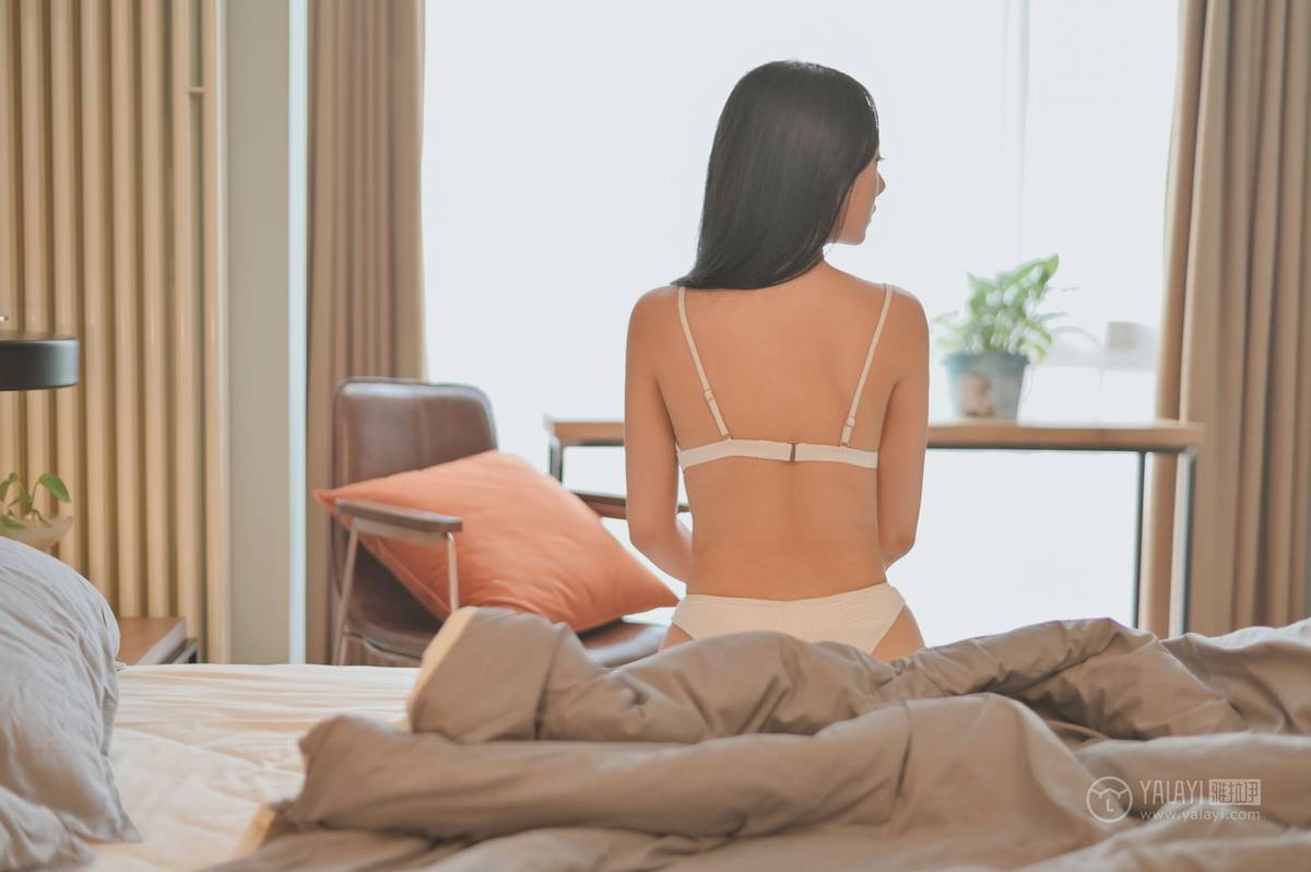 YALAYI雅拉伊美女模特何嘉颖女白领的私生活主题性感写真-33