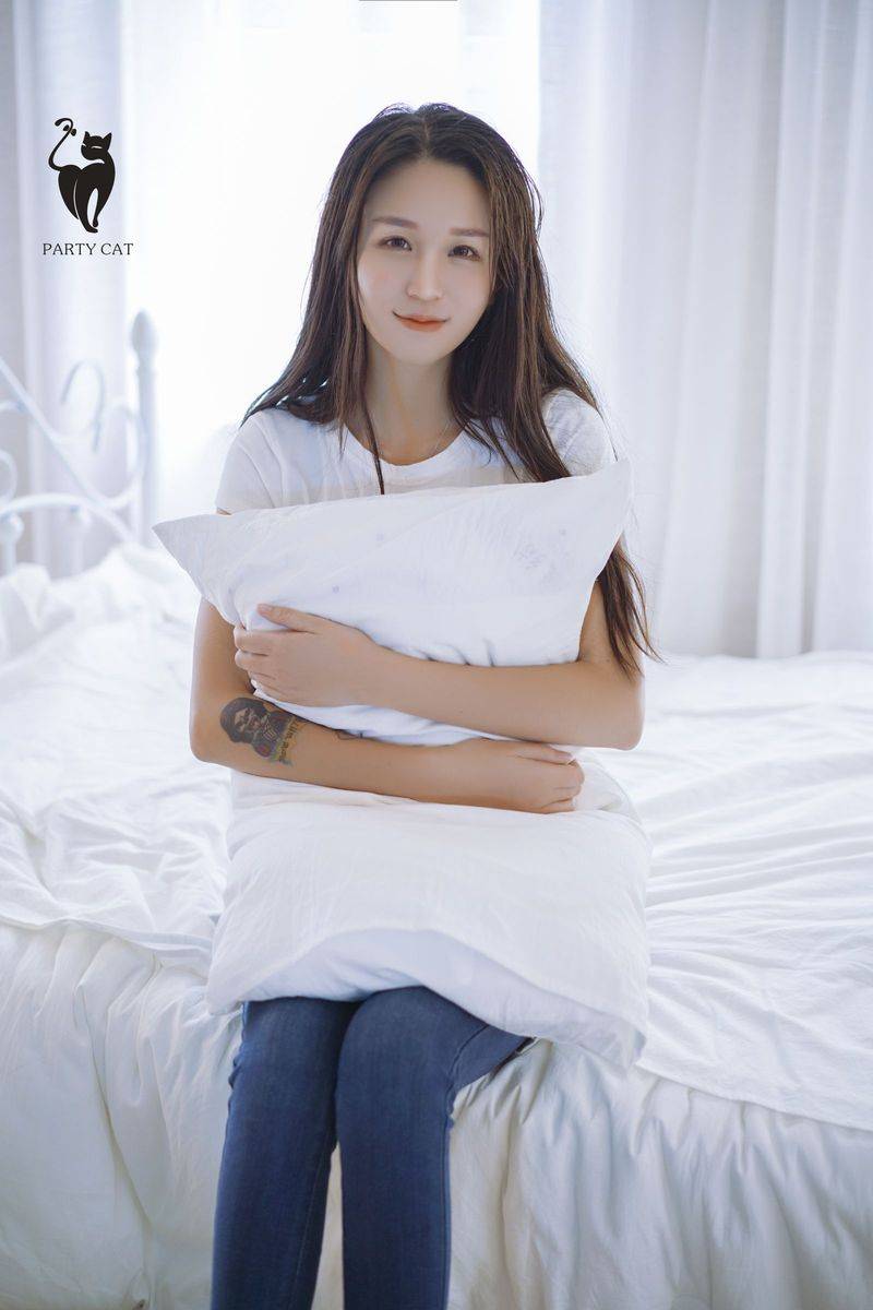 PartyCat轰趴猫美女模特曲曲千娇百媚内衣诱惑室内性感写真