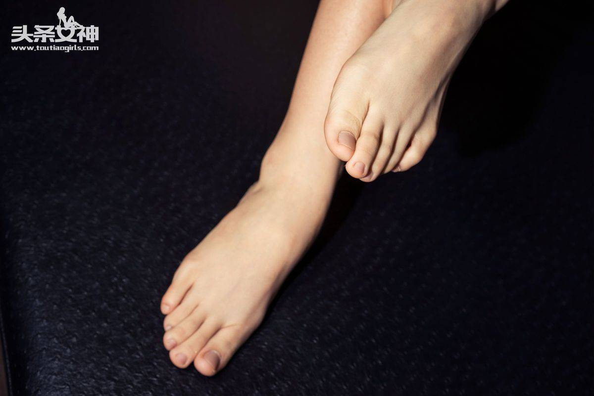 头条女神美女模特秦若兮樱桃小嘴性感玉足短发气质写真-26