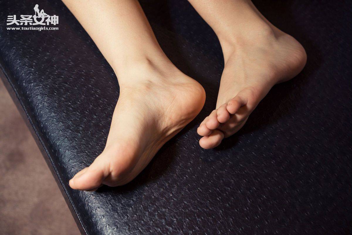 头条女神美女模特秦若兮樱桃小嘴性感玉足短发气质写真-43