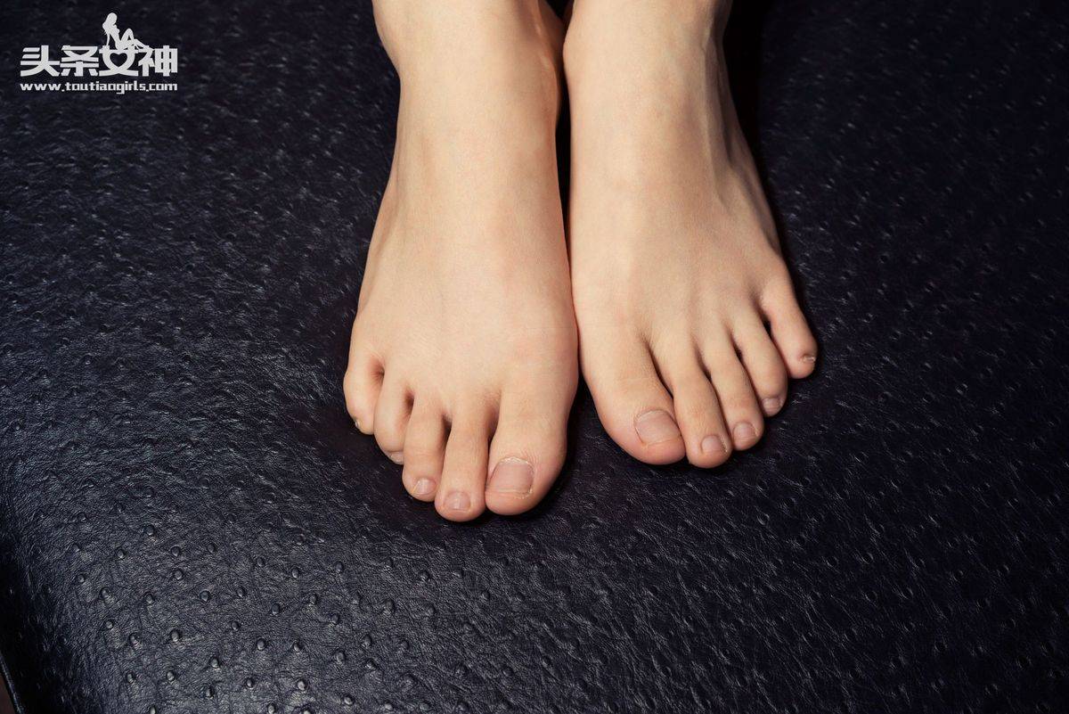 头条女神美女模特秦若兮樱桃小嘴性感玉足短发气质写真-55