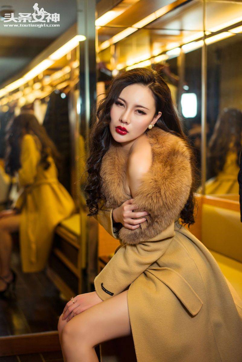 头条女神性感美女米娅Mia美腿翘臀内衣诱惑妖冶美套图