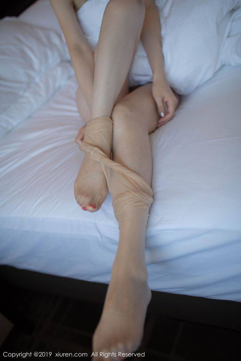 秀人网美女模特梦心玥丝袜美腿内衣诱惑床照完美搭配写真-13