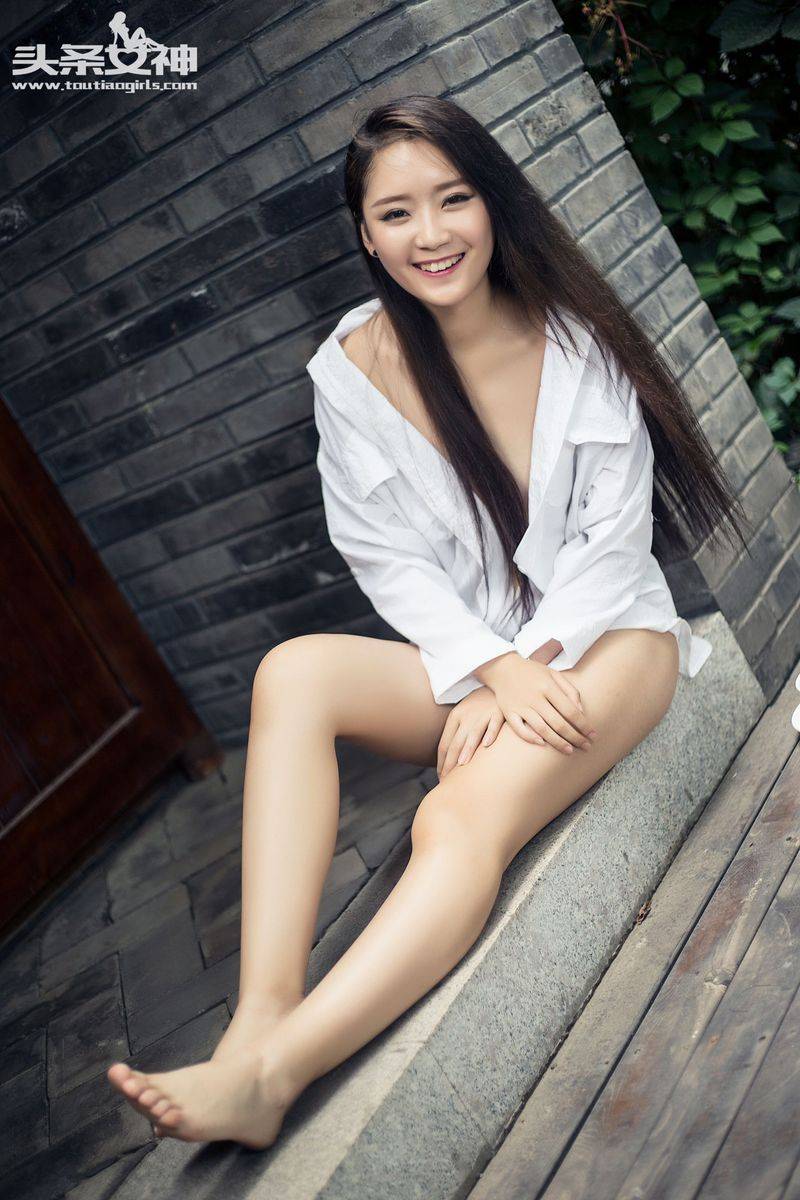 头条女神性感美女张晓雅清纯白衬衫户外真空大尺度写真-3