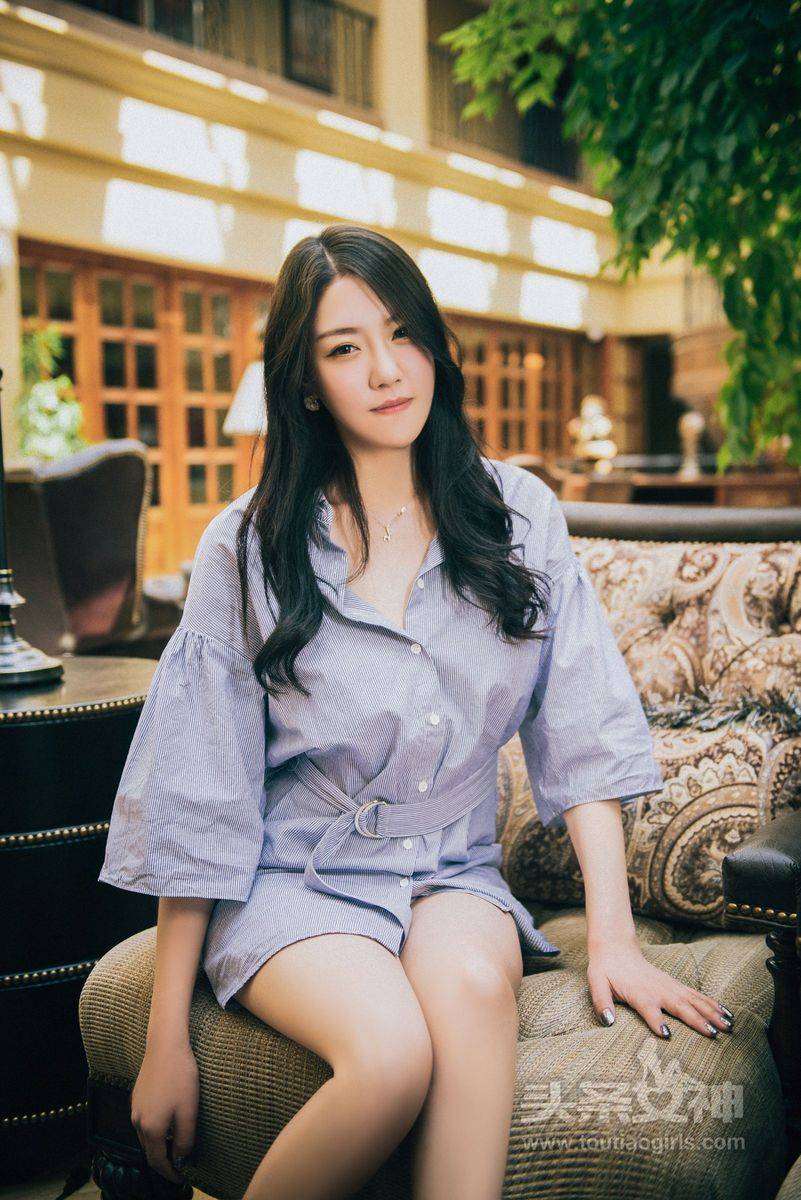 头条女神性感美女贾丹Jessi修身长裙修长美腿户外养眼写真