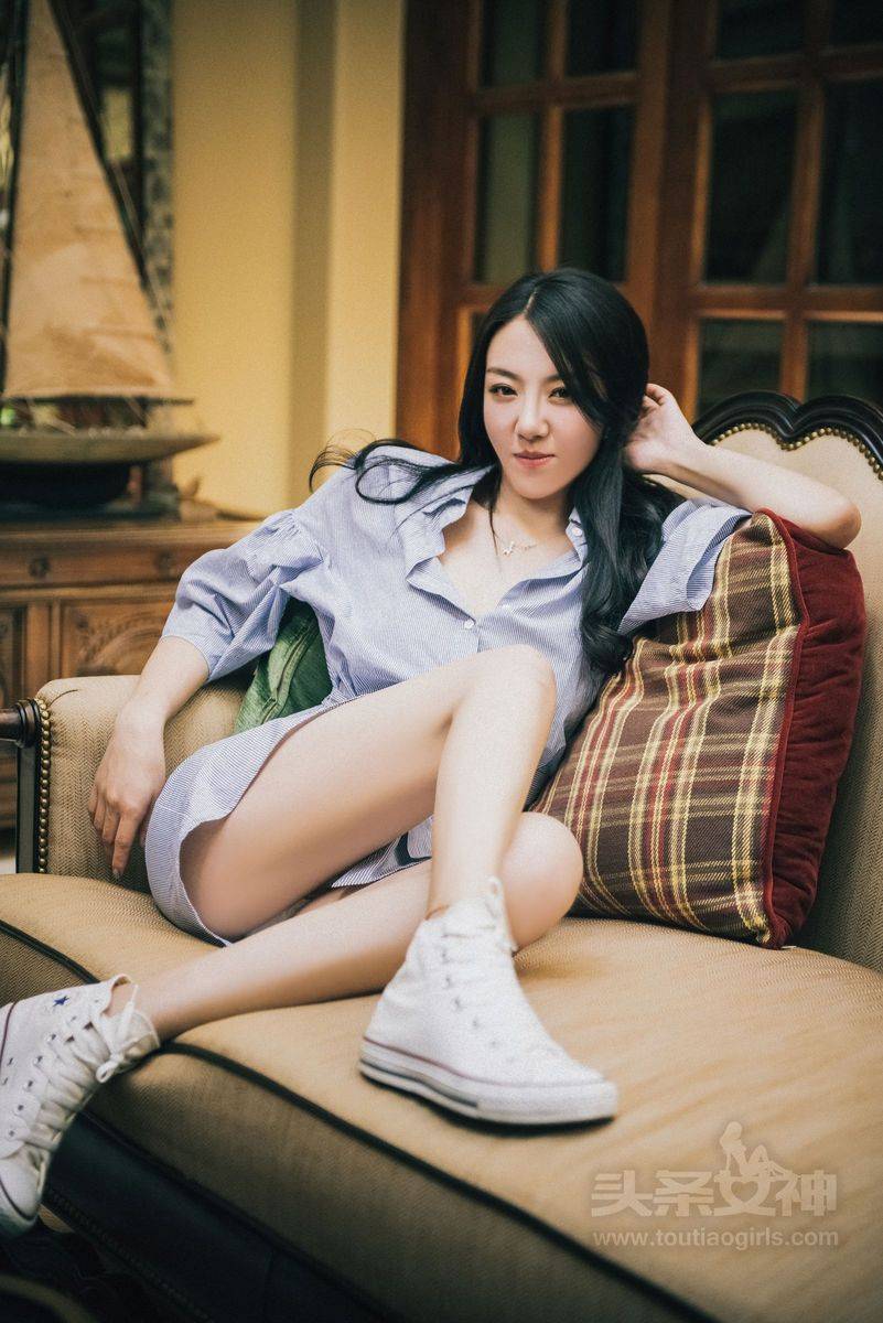 头条女神性感美女贾丹Jessi修身长裙修长美腿户外养眼写真-3