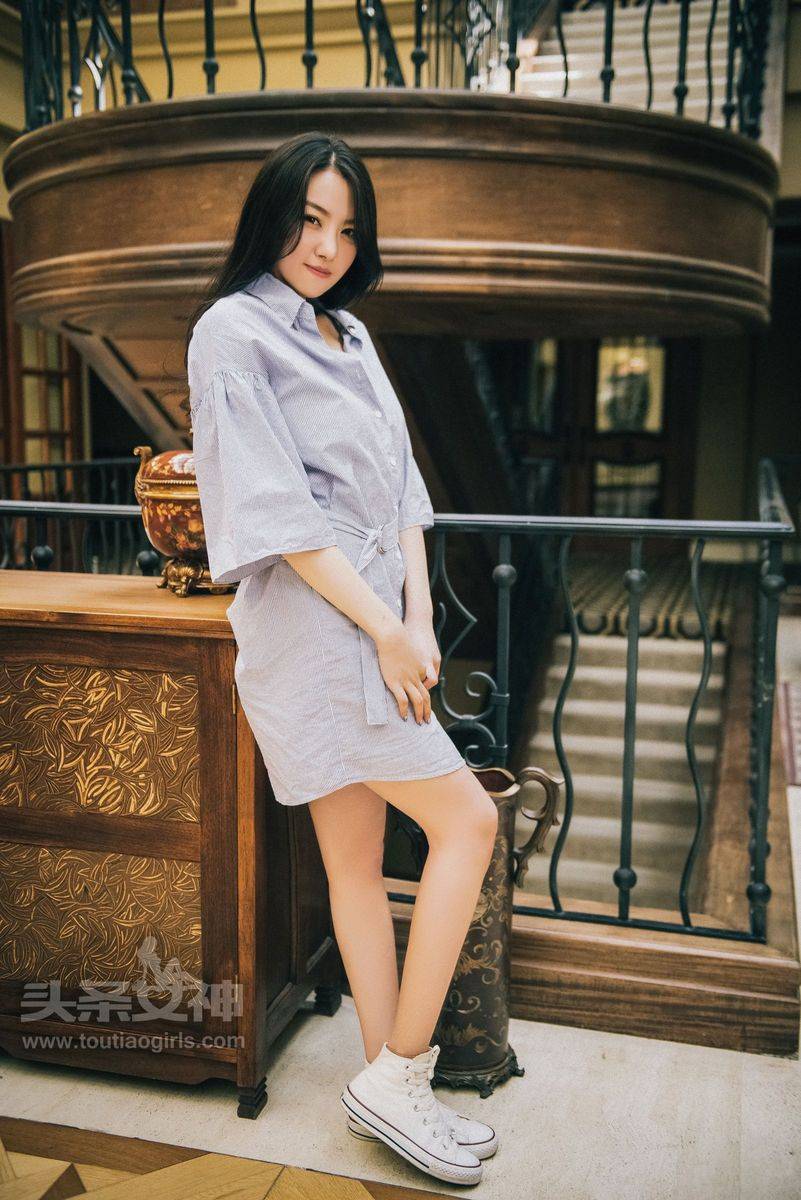 头条女神性感美女贾丹Jessi修身长裙修长美腿户外养眼写真-4