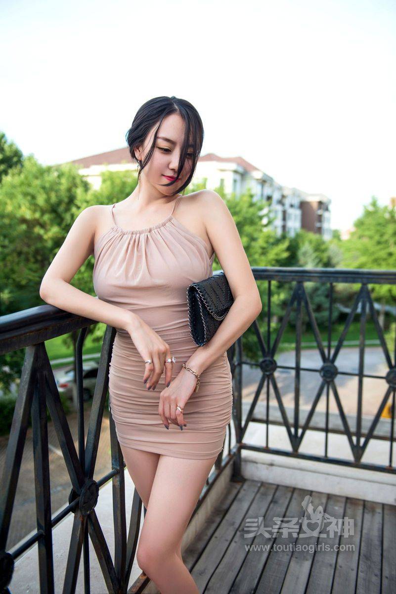 头条女神性感美女贾丹Jessi修身长裙修长美腿户外养眼写真-10