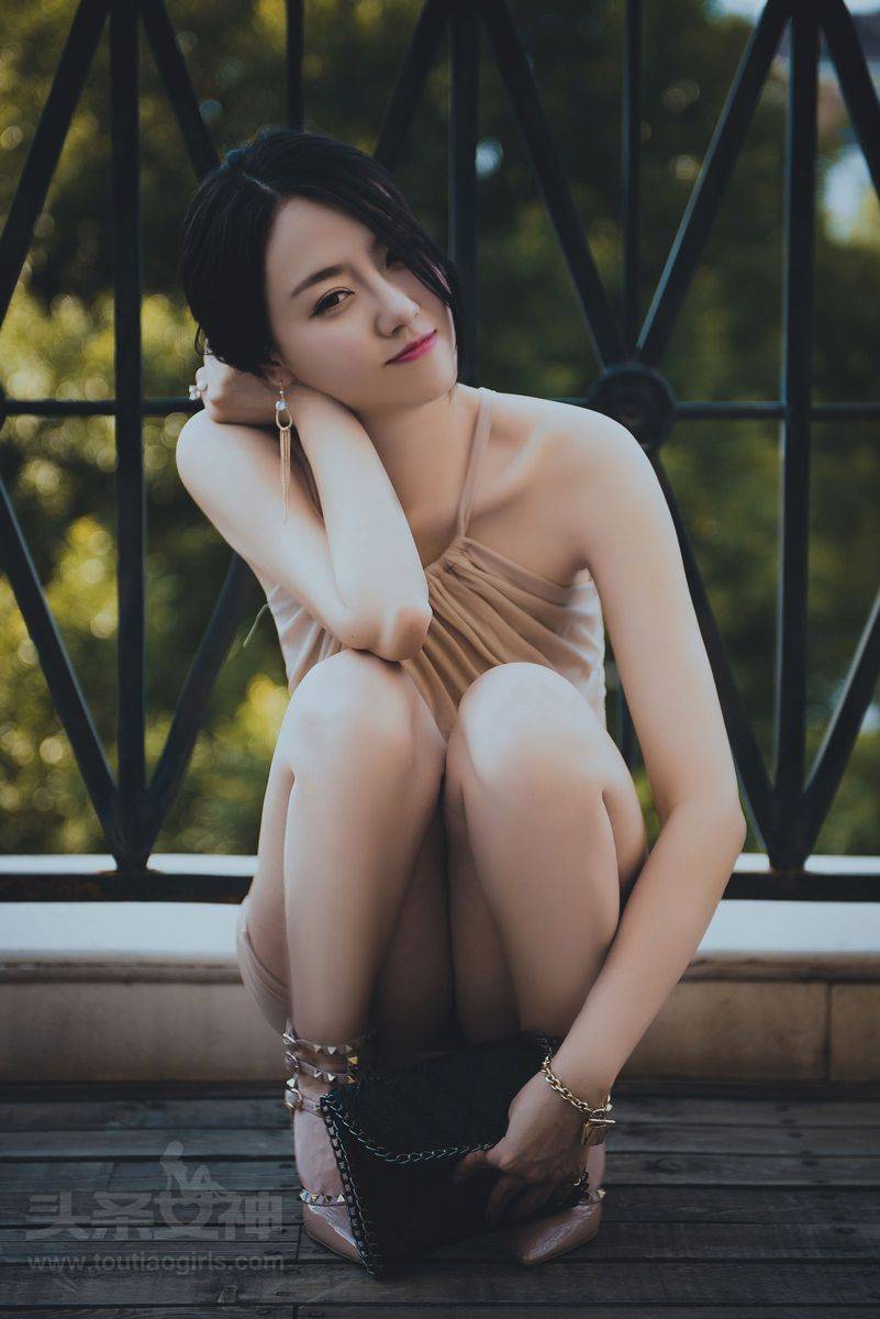 头条女神性感美女贾丹Jessi修身长裙修长美腿户外养眼写真-15