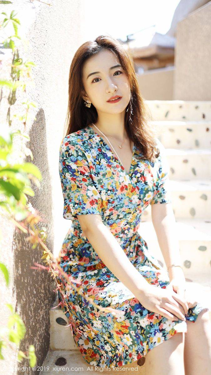 秀人网养眼美女艺儿拿铁大花长裙修长美腿首套性感写真-14