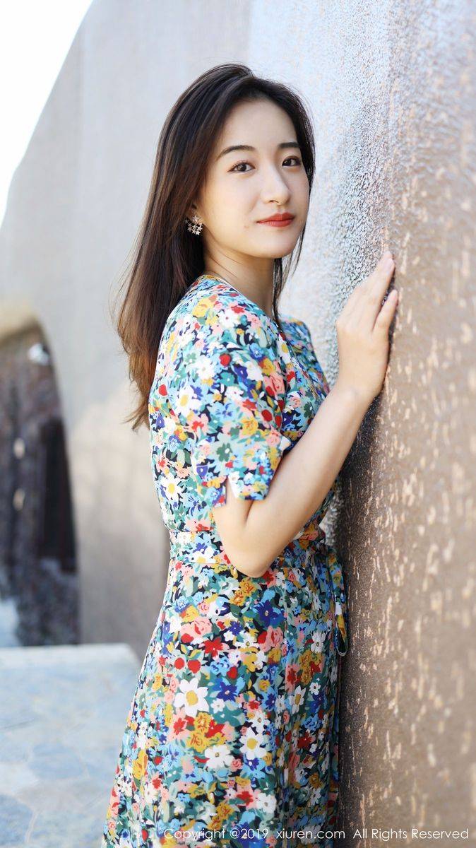 秀人网养眼美女艺儿拿铁大花长裙修长美腿首套性感写真-18