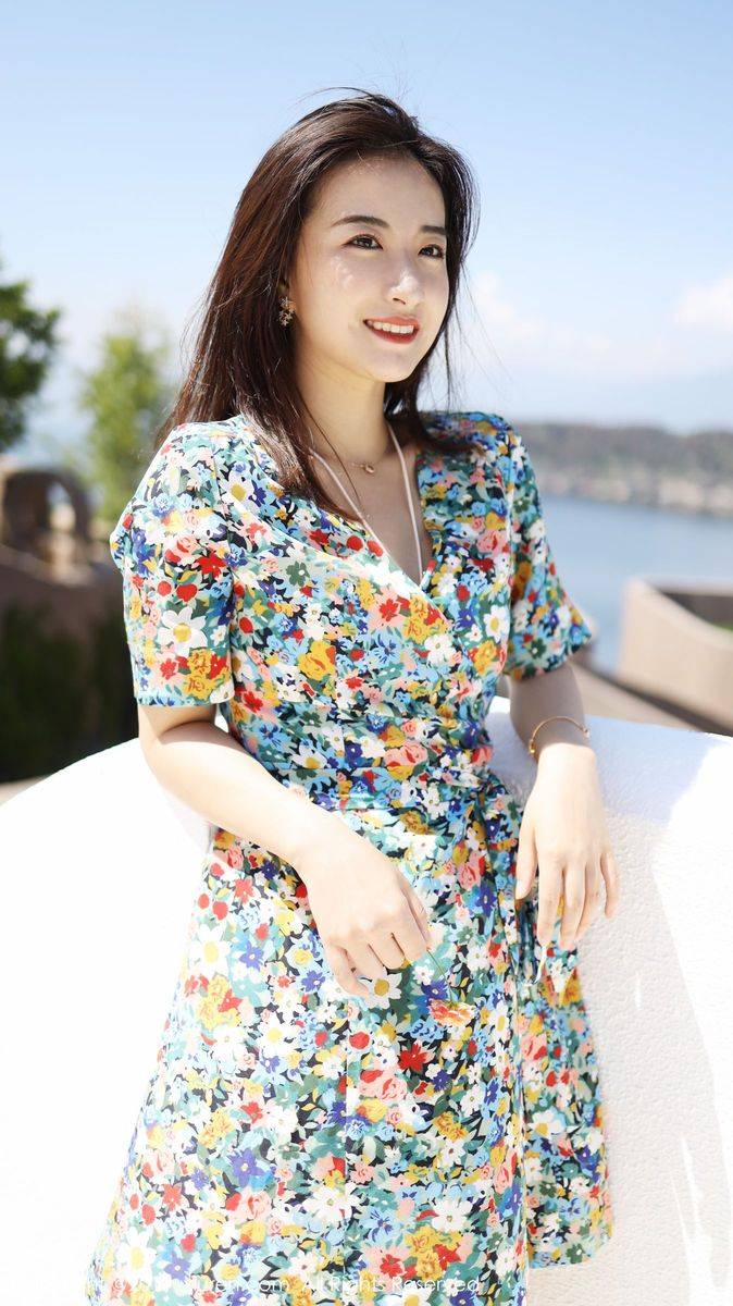 秀人网养眼美女艺儿拿铁大花长裙修长美腿首套性感写真-28