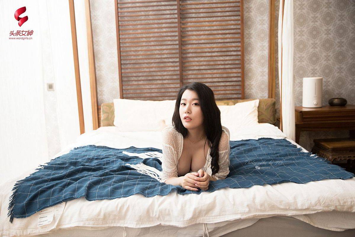 头条女神美女模特钟晴白皙爆乳度假时光&小萝莉也御姐合辑-32