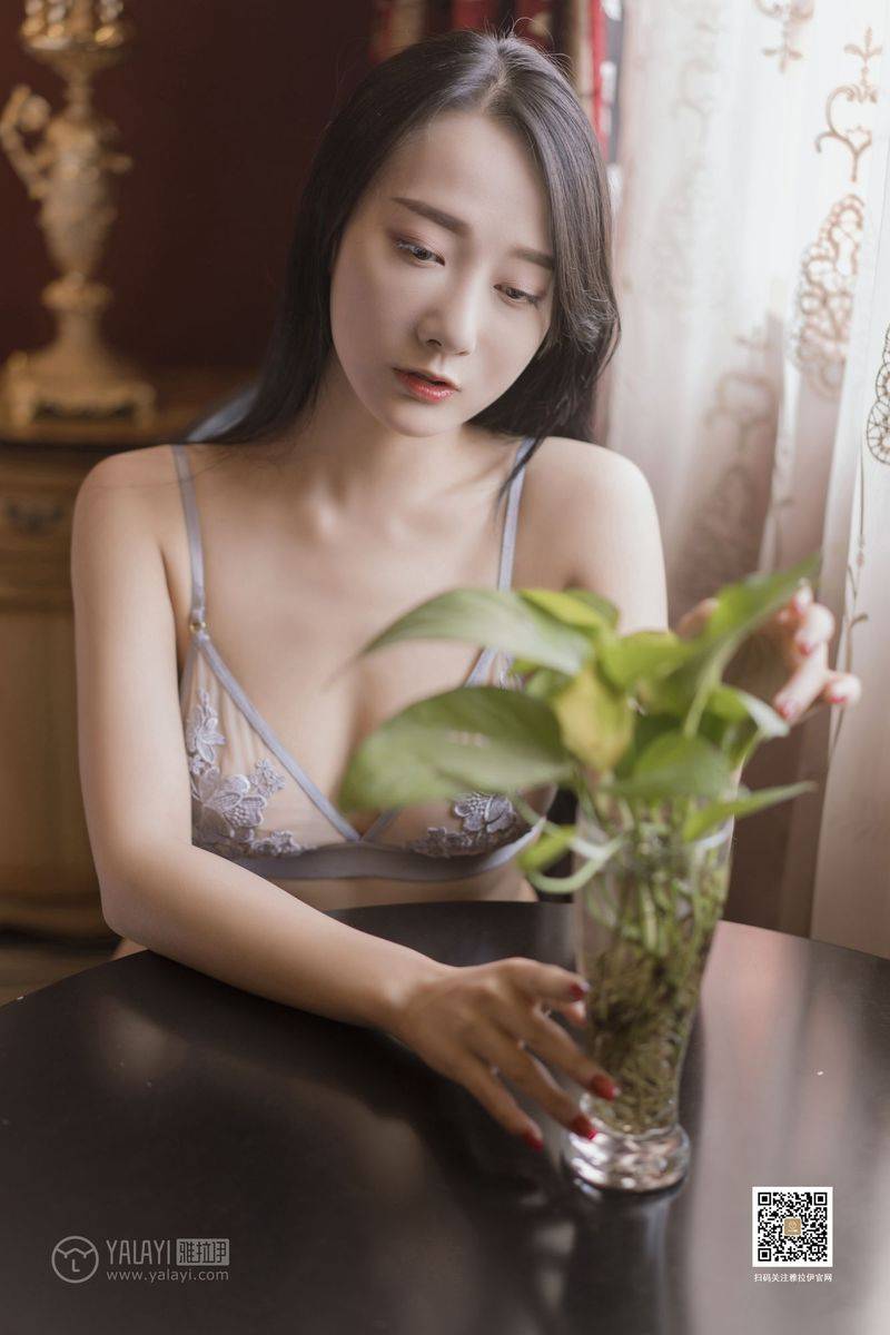 YALAYI雅拉伊美女模特何嘉颖情趣内衣室内私房迷恋性感写真