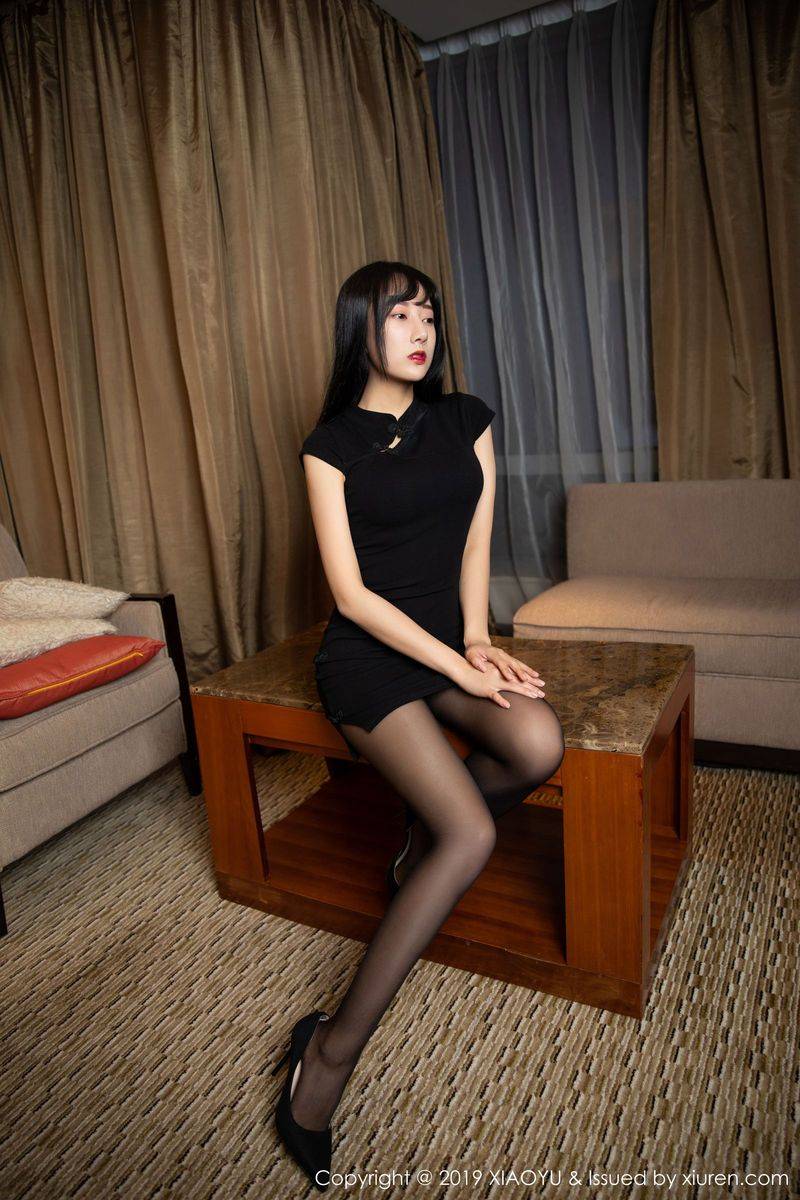 语画界性感女神何嘉颖黑丝美腿高跟鞋内衣诱惑系列美图