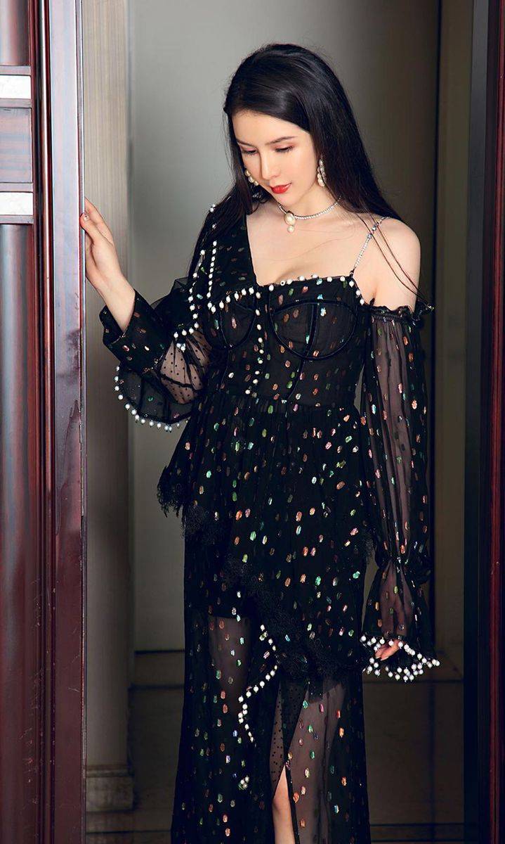 尤果网美女模特李丽莎黑色长裙白皙美胸迷人诱惑私房写真-3