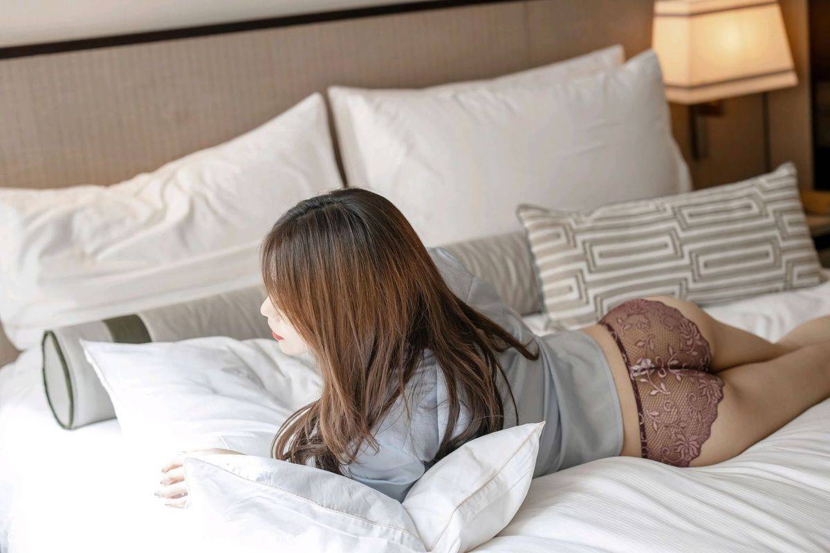 爱蜜社性感女神许诺Sabrina丝袜美腿内衣诱惑腿控福利套图-30