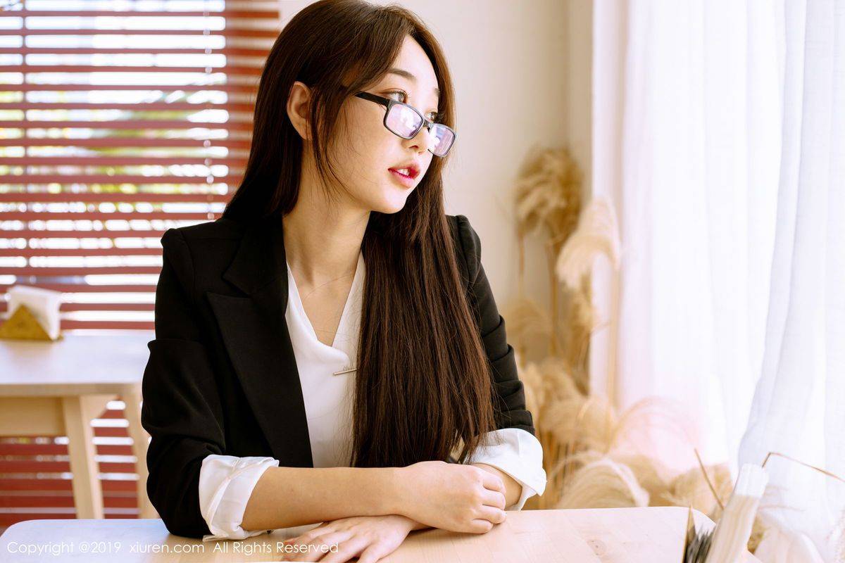 秀人网性感美女小九月职场OL女秘书装扮黑丝美腿心愿旅拍-40