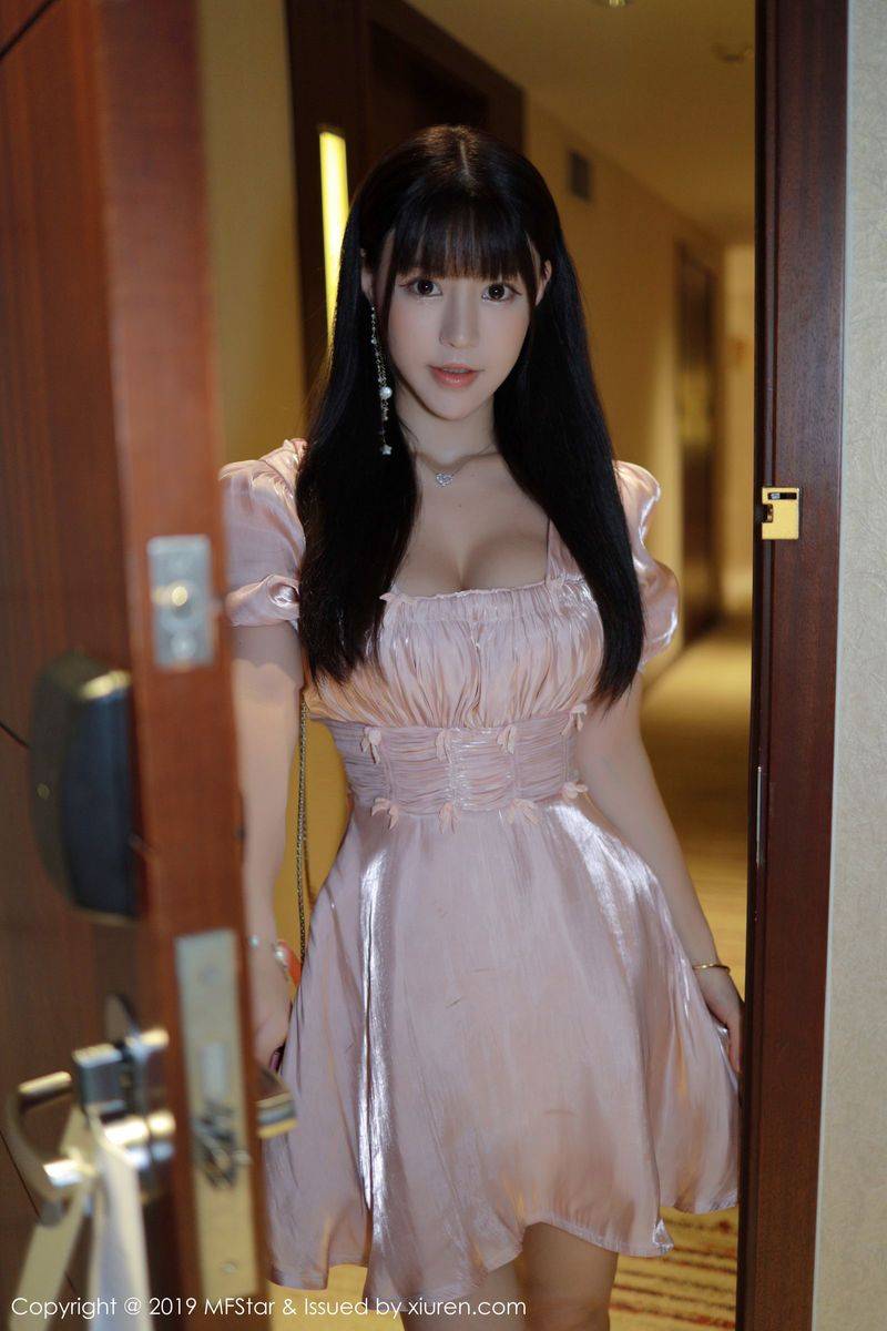 模范学院性感女神Barbie可儿童颜巨乳剧情模式私房魅惑写真