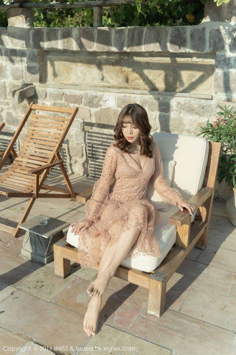 爱蜜社性感女神芝芝Booty肉色长裙修长美腿户外私房写真-14